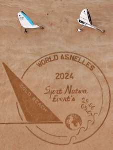 Visuel championnat du monde de char à voile à Asnelles, vu du ciel sur le sable, deux chars à voile