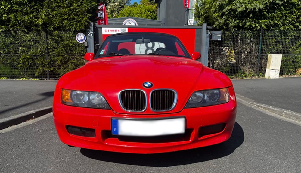 BMW Z3 de 1996, rouge décapotable