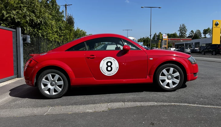 Audi TT de 1998 rouge, décapotable